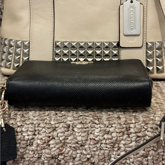 Coach bundle!!! Coach crossbody purse and Coach wallet! - Picture 9 of 11